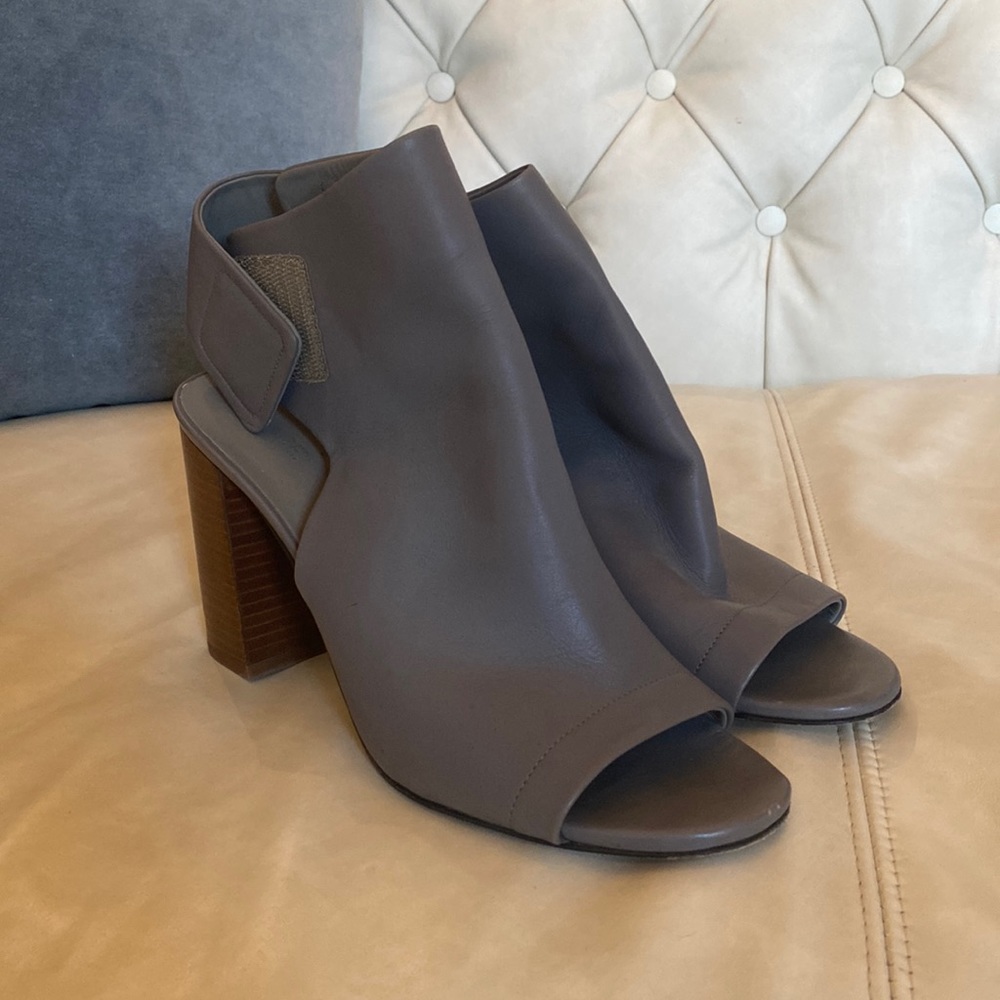 Grey leather Vince shoes. Sz 9